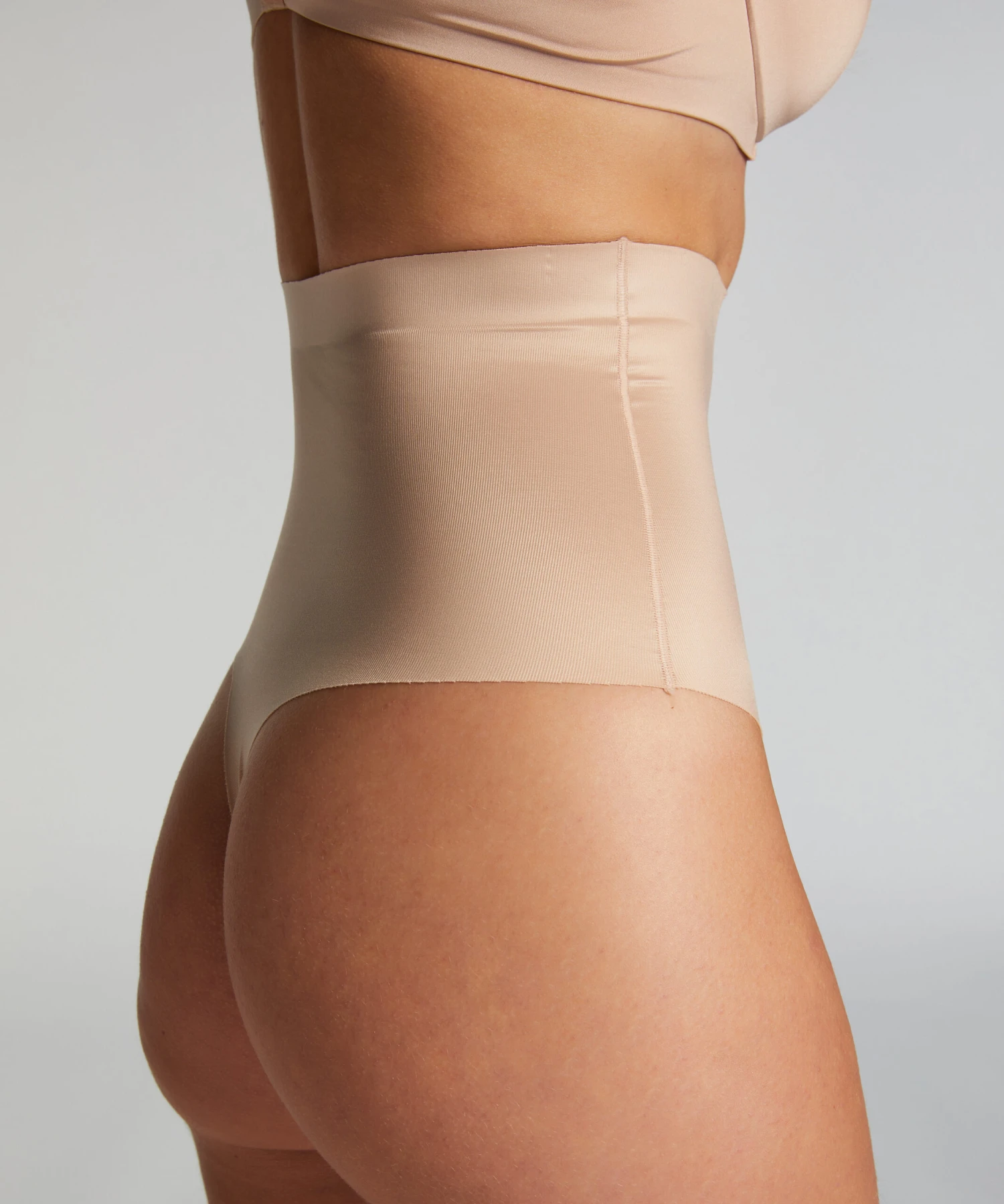 String taille haute avec gaine sculptante en dentelle scuba- Beige Hunkemöller String Taille Haute Avec Gaine Sculptante En Dentelle Scuba- Beige -Hunkemoller Boutique 161241 2 scaled