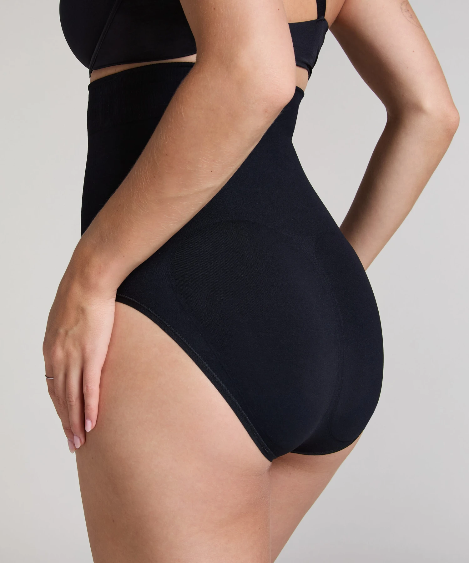Slip Rio taille haute sans coutures mettant en valeur la silhouette- Noir Hunkemöller Slip Rio Taille Haute Sans Coutures Mettant En Valeur La Silhouette- Noir -Hunkemoller Boutique 301749 2 scaled