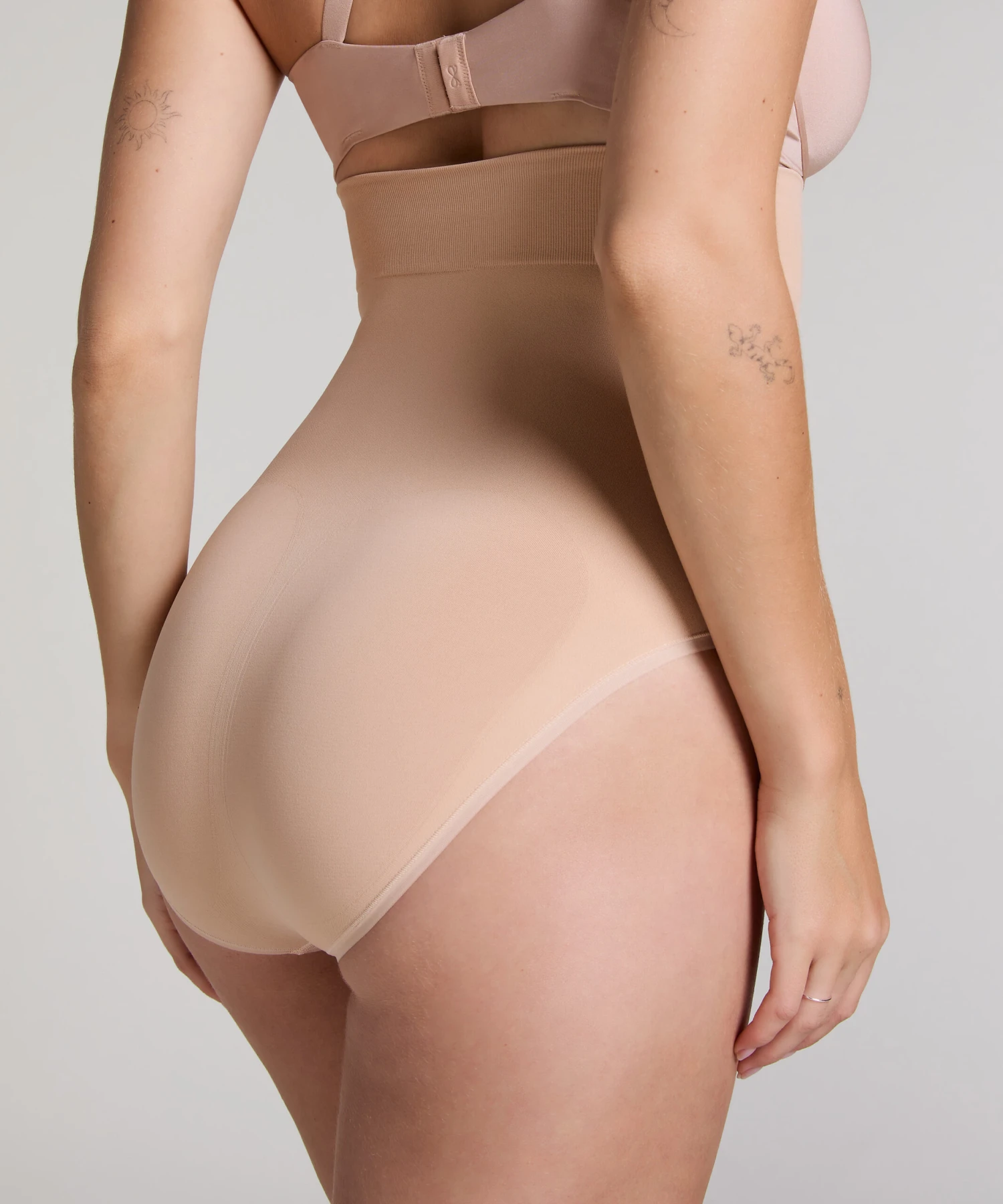 Slip Rio taille haute sans coutures mettant en valeur la silhouette- Beige Hunkemöller Slip Rio Taille Haute Sans Coutures Mettant En Valeur La Silhouette- Beige -Hunkemoller Boutique 301750 2 scaled