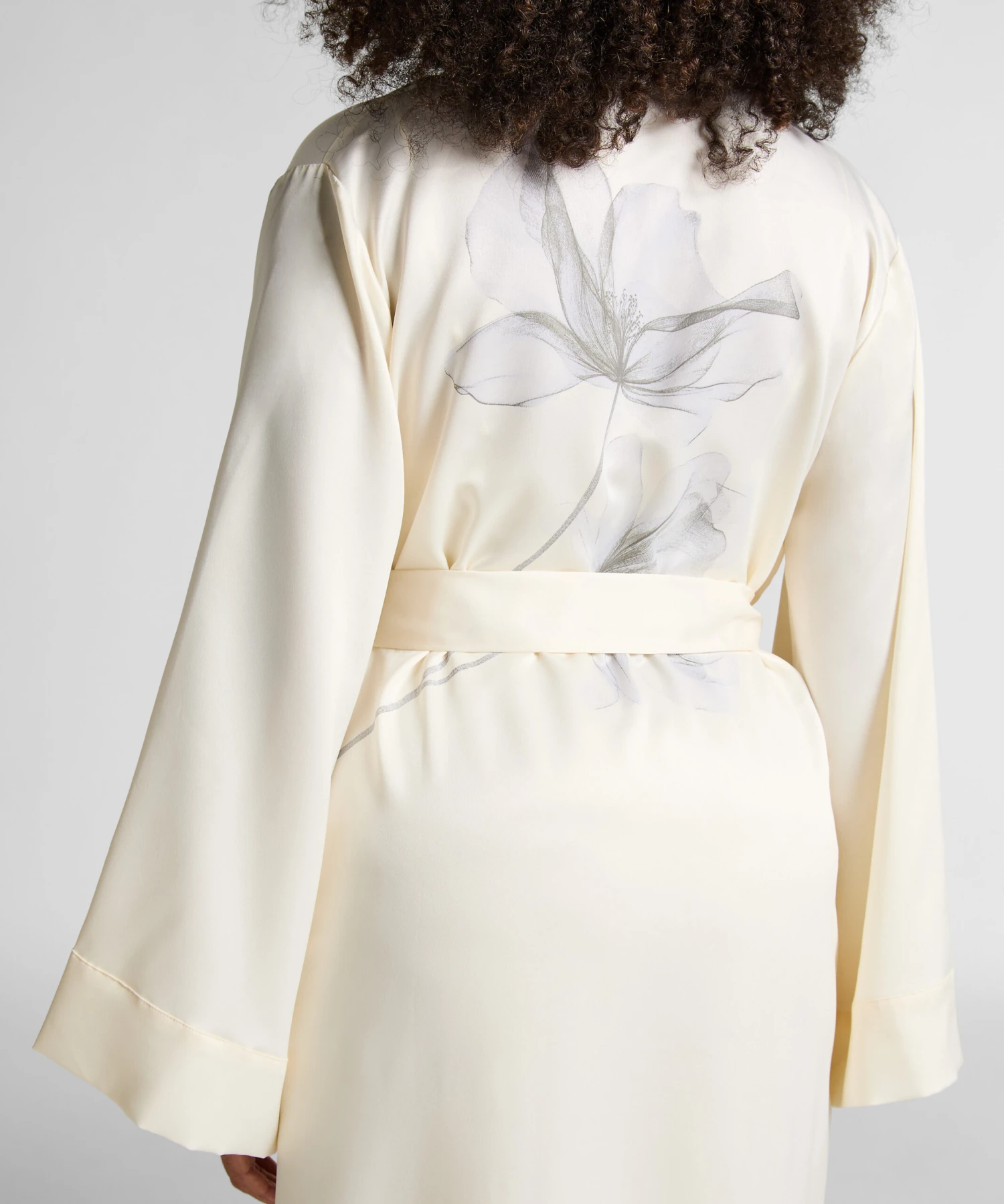 Kimono Long Satin Floral- Blanc Hunkemöller Kimono Long Satin Floral- Blanc -Hunkemoller Boutique 302687 2 scaled